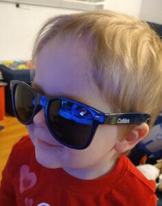 小孩戴着Collibra太阳镜新万博移动客户端